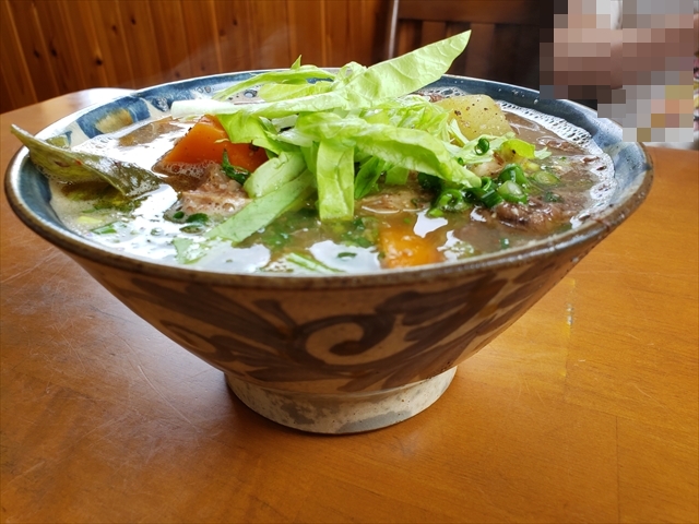 20190601_111630_R 味を聞いたら違うけど台湾ラーメンのスープと、あとで呑んだらなんとなくわかる。あの辛さをなくして脂と肉っぽさを強めにした感じ。