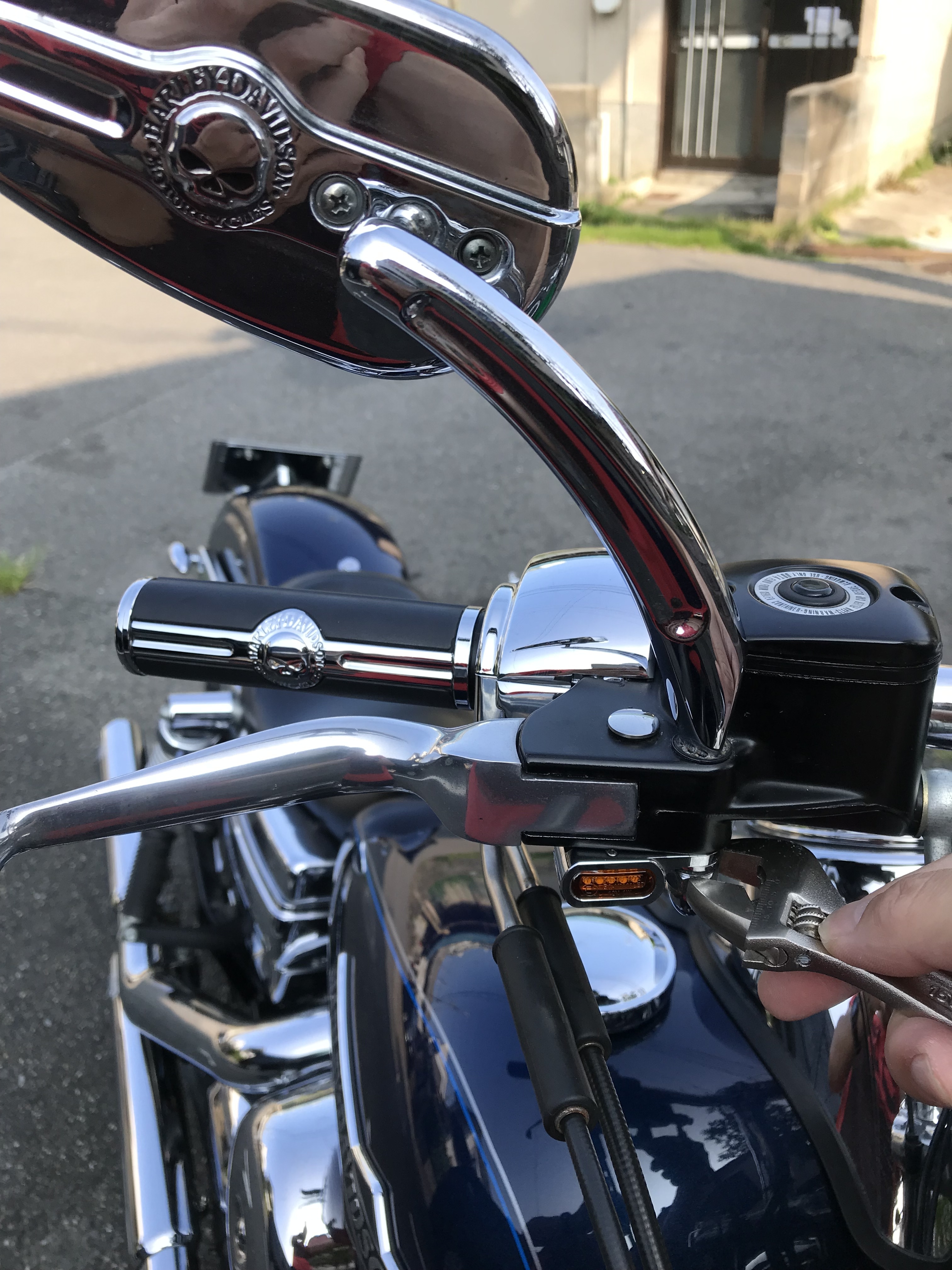 replace-the-lever-of-the-motorcycle-mirror-off.jpg