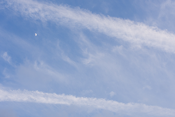 空と月とひこうき雲