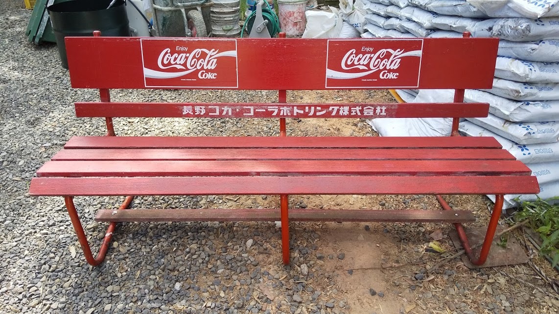 コカ・コーラのベンチ。木でできていて郷愁を感じますが、座り心地も 