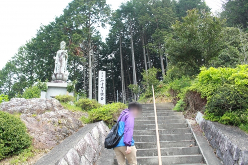 ③霊園を抜けてフェンスを開けて、観音様を目指す＠上野山城跡