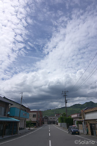 JR九州・久大本線、うきは駅前にたなびく雲