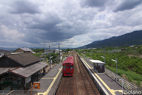 JR九州・久大本線、厚い雲に覆われる善導寺駅