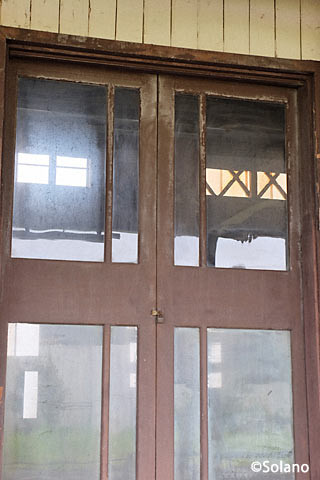 神町駅駅舎。戦後、進駐軍が使った室内を窓越しに見る