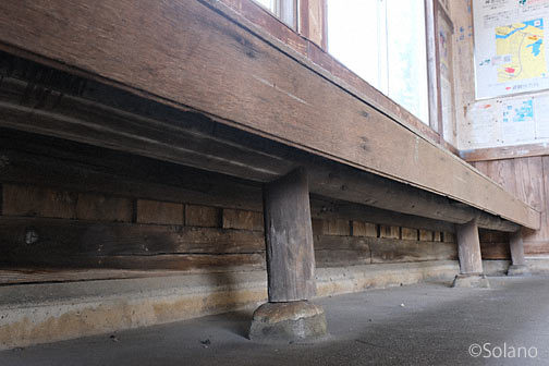 神志山駅の木造駅舎、待合室の長椅子