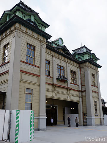 復原進み部分オープンとなった門司港駅の洋風木造駅舎