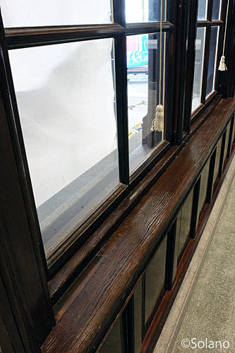 門司港駅駅舎みどりの窓口、古びた昔からの窓枠