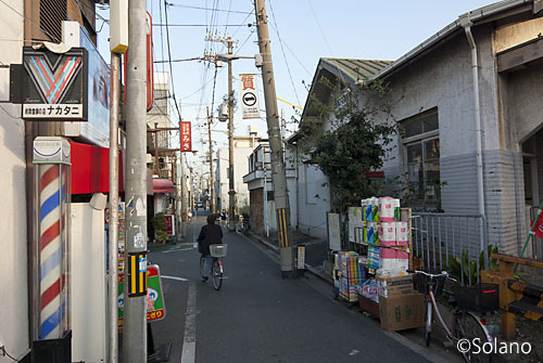汐見橋線・西天下茶屋駅と駅前の細い道沿いの商店街