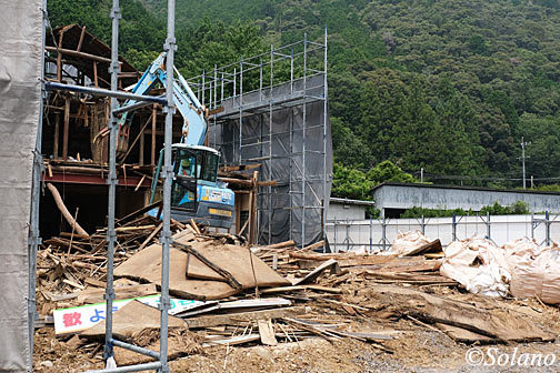 飯田線・湯谷温泉駅の木造駅舎、取り壊し工事現場