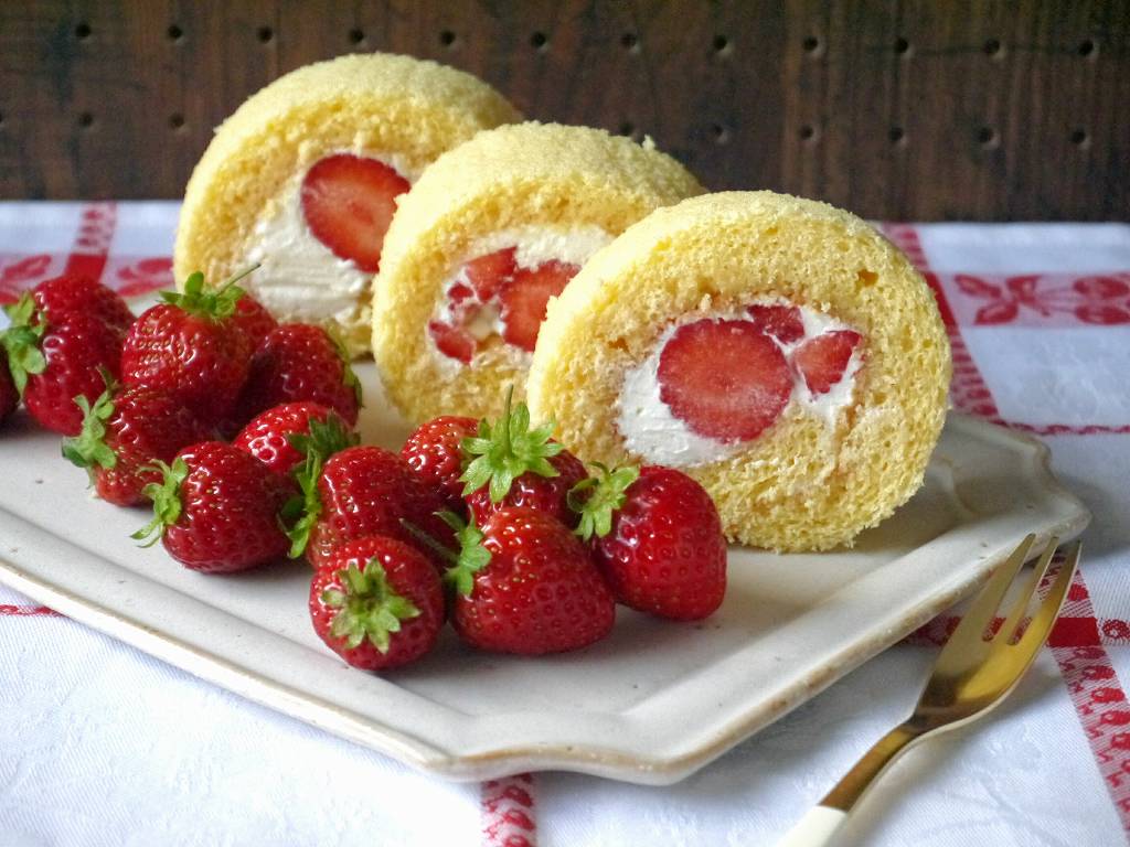 「苺のしっとりロールケーキ」の作り方☆ふわふわ＆しっとりスポンジ!!
