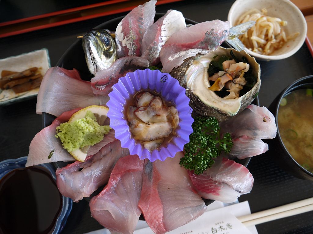 「あまべの郷 関あじ関さば館(大分県佐賀関)」佐賀関で採れた魚が器から溢れ出る“関の海鮮丼”